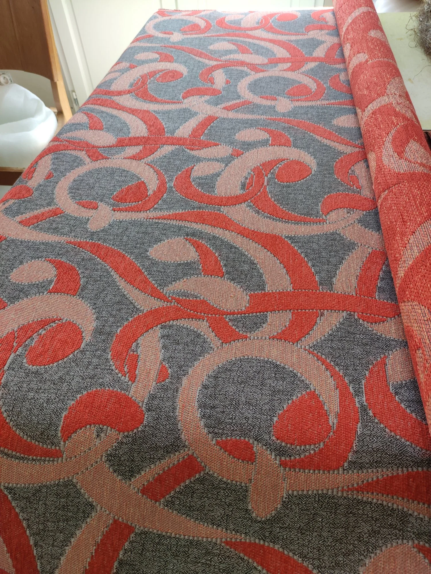 Tissu à arabesques rouges sur fond gris