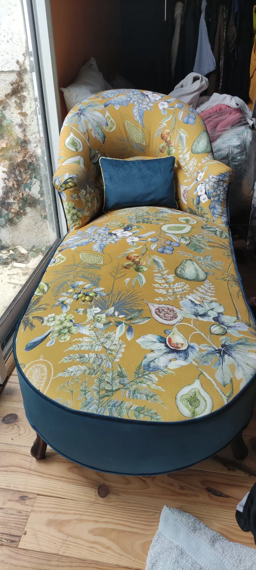 Méridienne moutarde · Imprimé fleuri, assise marine