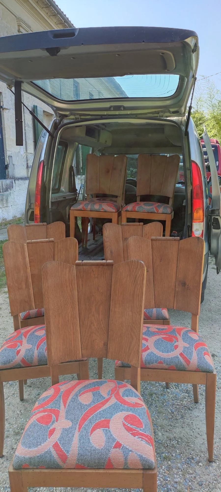 Huit chaises de salle à manger · après