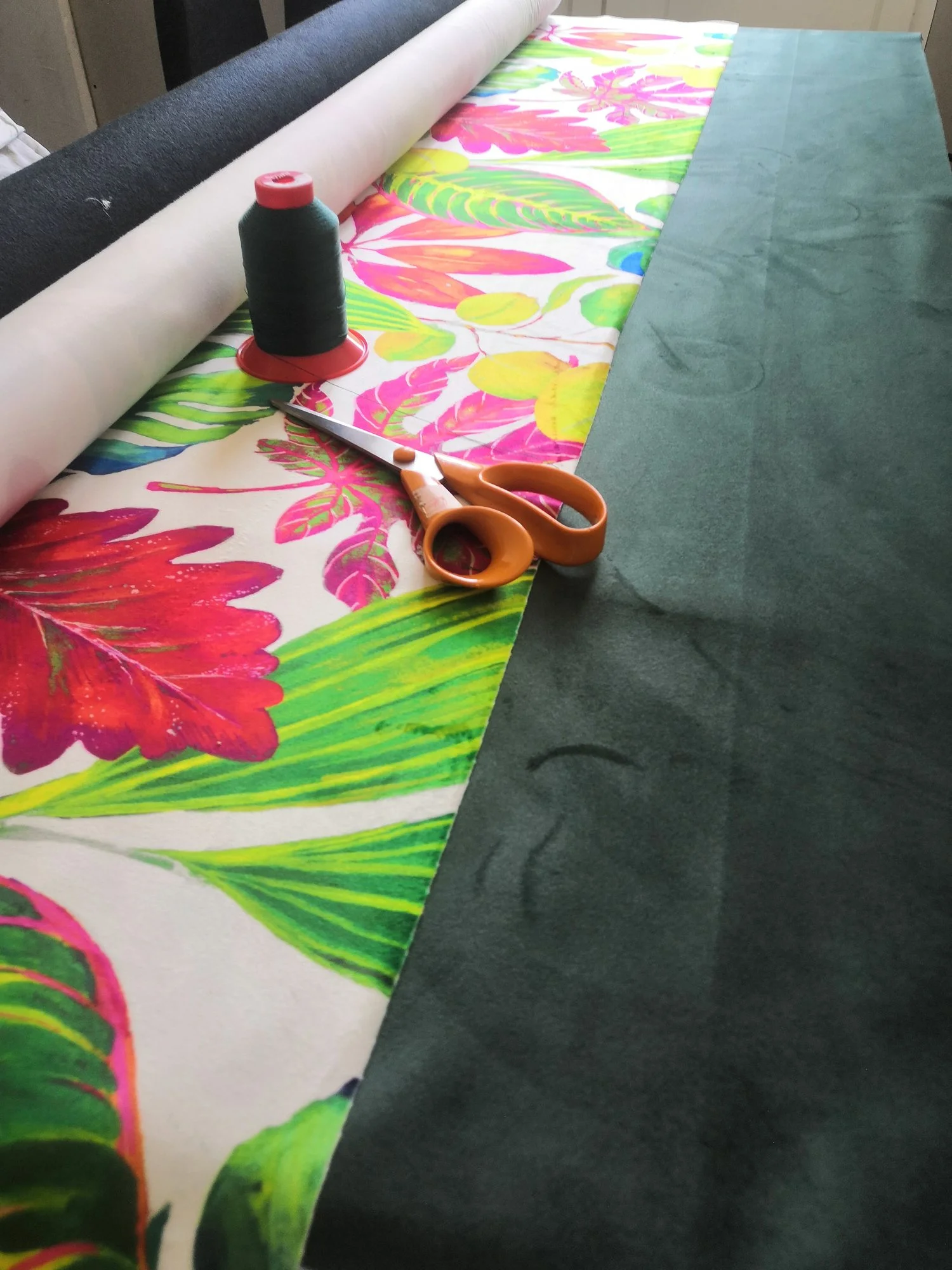 Fauteuil velours et tropical · avant