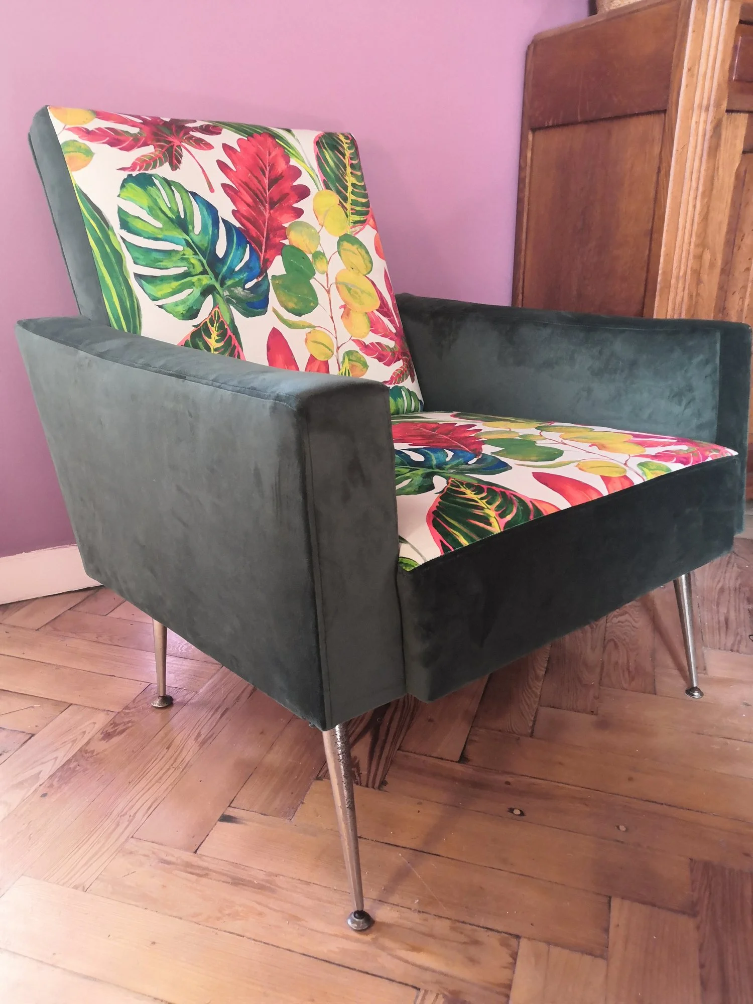 Fauteuil velours et tropical · Velours vert, assise imprimée